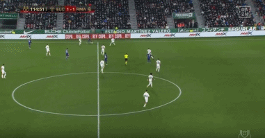 杨瀚森NBA生涯首次首发，被打到面部痛苦倒地，裁判未及时吹停比赛引争议